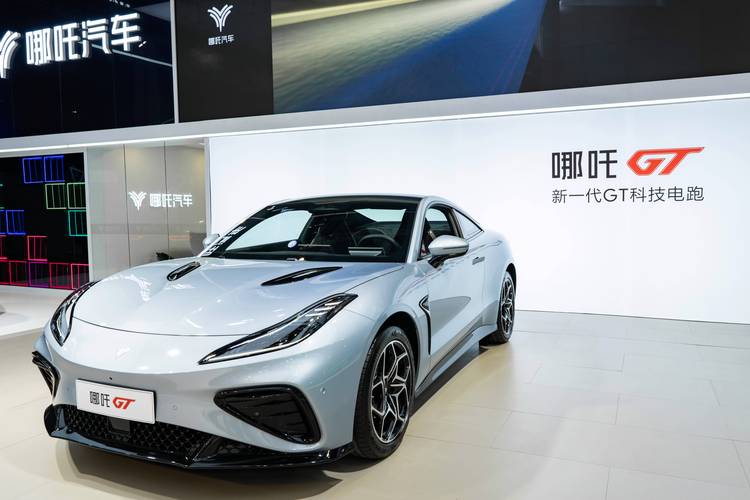 深圳59哪吒汽车在智能汽车领域的表现，领途汽车在新能源汽车市场中的影响力